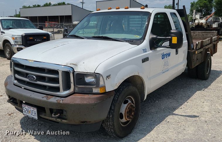 image for item LE9269 2004 Ford F350 Super Duty  SuperCab flatbed pickup truck