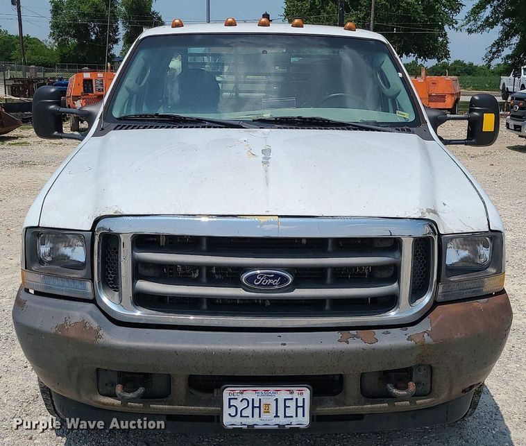image for item LE9269 2004 Ford F350 Super Duty  SuperCab flatbed pickup truck
