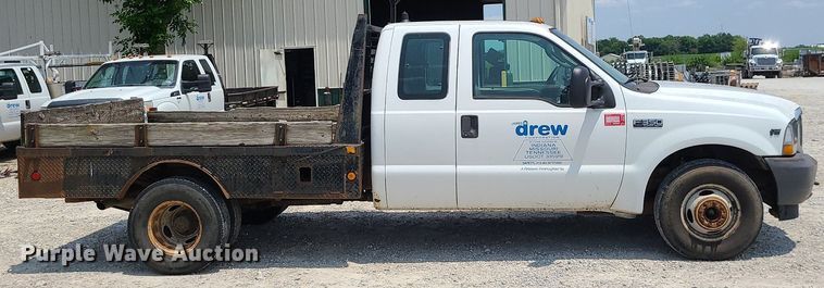 image for item LE9269 2004 Ford F350 Super Duty  SuperCab flatbed pickup truck