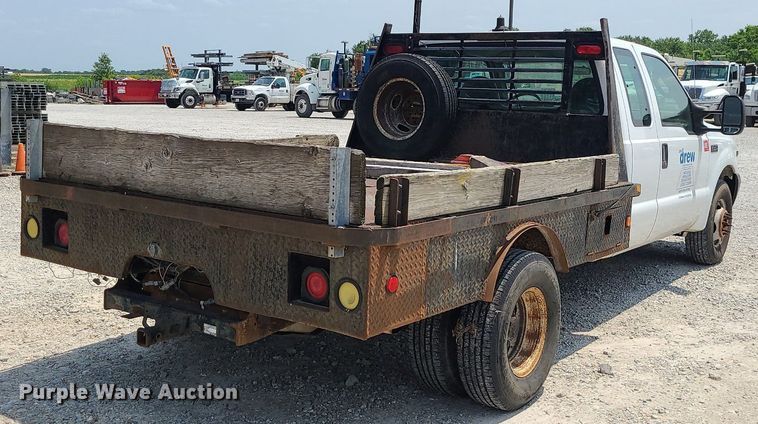 image for item LE9269 2004 Ford F350 Super Duty  SuperCab flatbed pickup truck