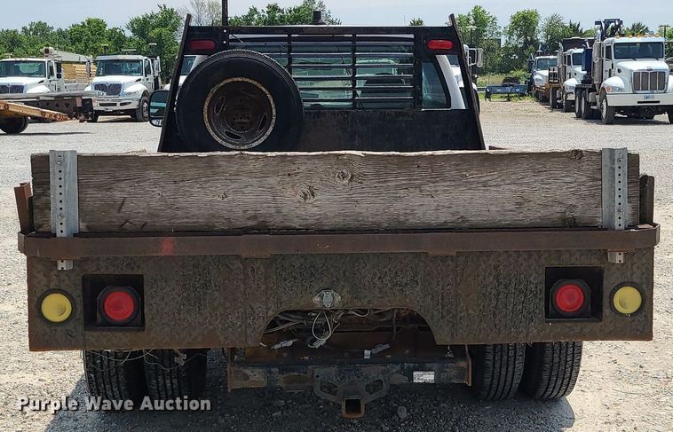 image for item LE9269 2004 Ford F350 Super Duty  SuperCab flatbed pickup truck