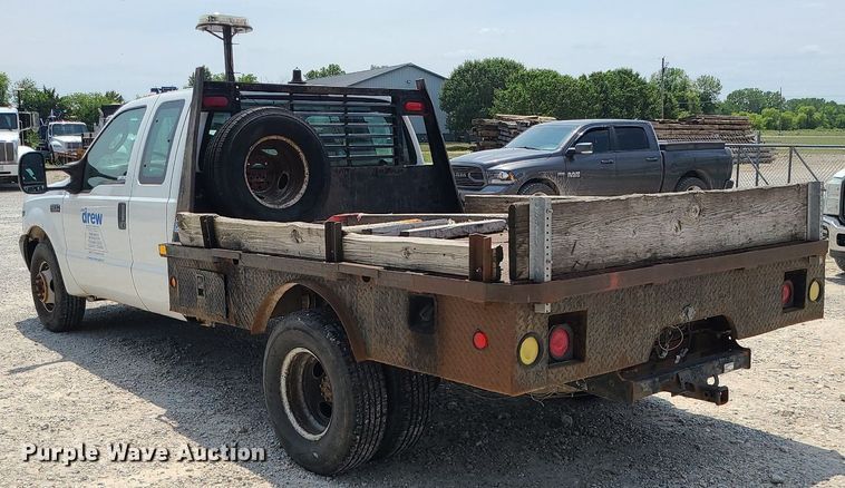 image for item LE9269 2004 Ford F350 Super Duty  SuperCab flatbed pickup truck