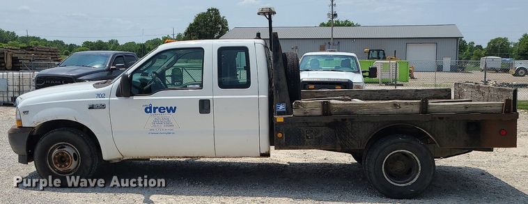 image for item LE9269 2004 Ford F350 Super Duty  SuperCab flatbed pickup truck