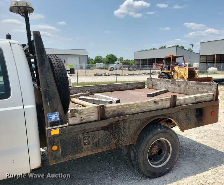image for item LE9269 2004 Ford F350 Super Duty  SuperCab flatbed pickup truck