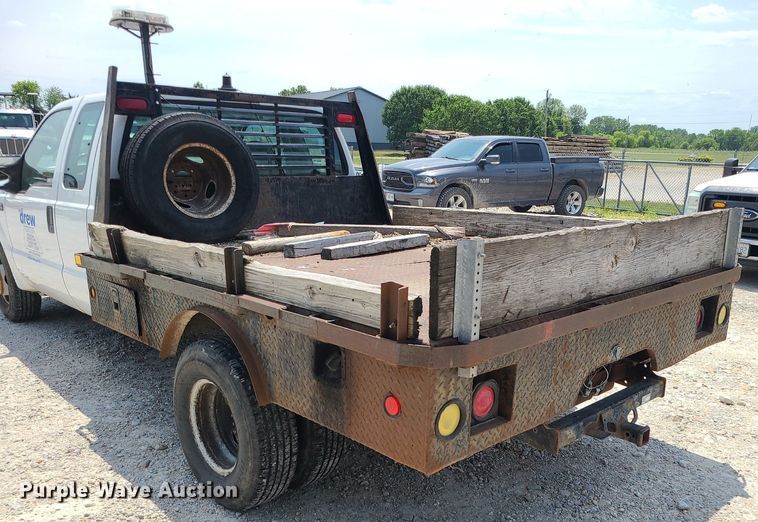 image for item LE9269 2004 Ford F350 Super Duty  SuperCab flatbed pickup truck