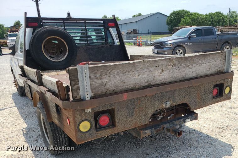 image for item LE9269 2004 Ford F350 Super Duty  SuperCab flatbed pickup truck