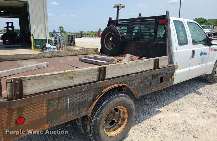 image for item LE9269 2004 Ford F350 Super Duty  SuperCab flatbed pickup truck