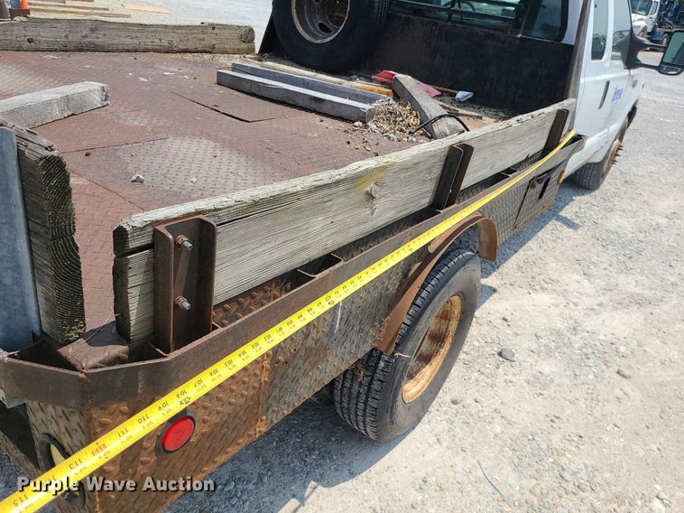 image for item LE9269 2004 Ford F350 Super Duty  SuperCab flatbed pickup truck