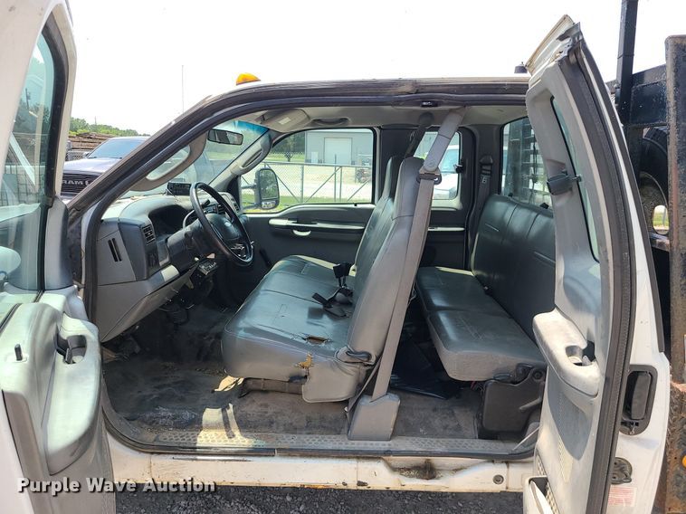 image for item LE9269 2004 Ford F350 Super Duty  SuperCab flatbed pickup truck