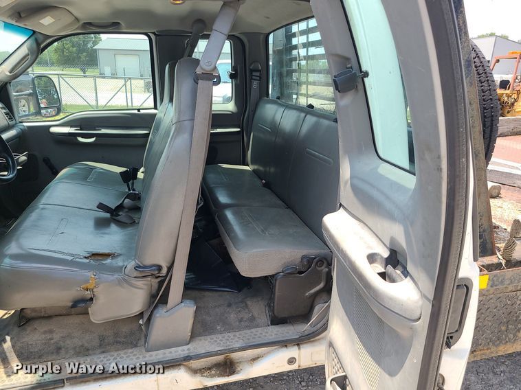 image for item LE9269 2004 Ford F350 Super Duty  SuperCab flatbed pickup truck