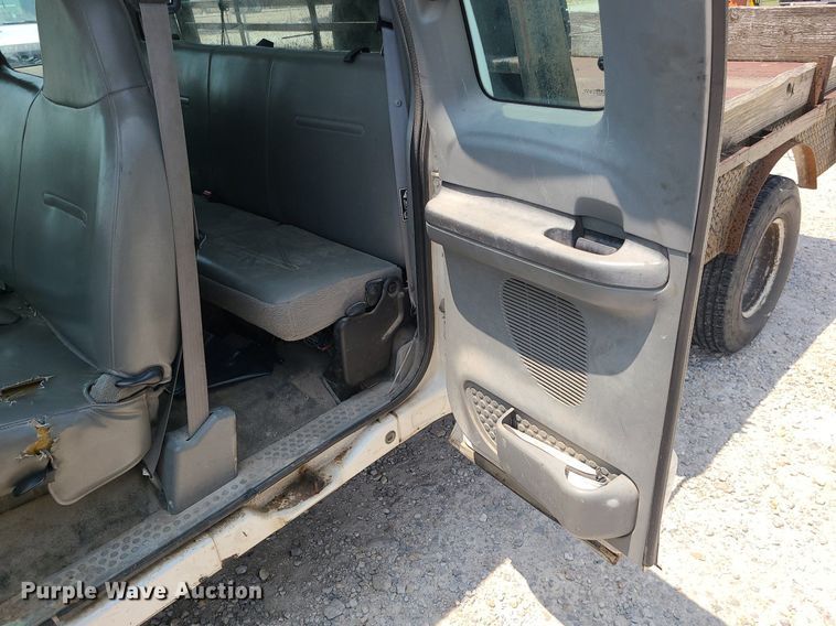 image for item LE9269 2004 Ford F350 Super Duty  SuperCab flatbed pickup truck