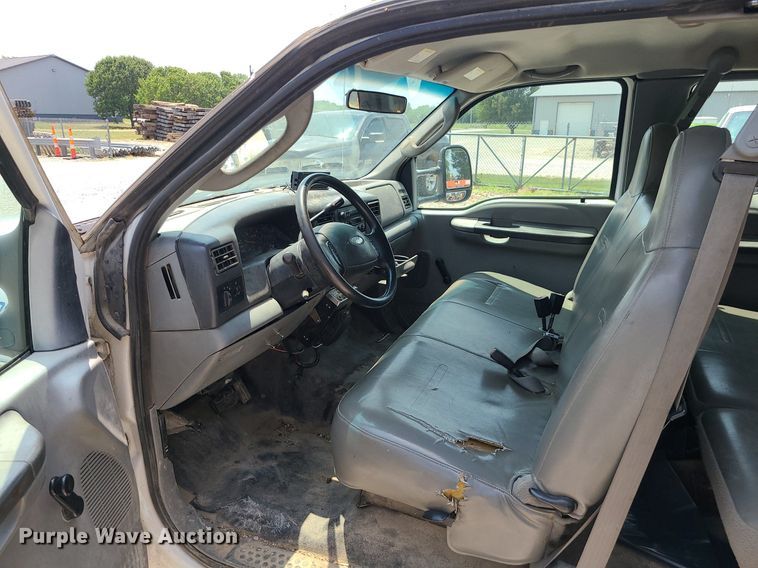 image for item LE9269 2004 Ford F350 Super Duty  SuperCab flatbed pickup truck