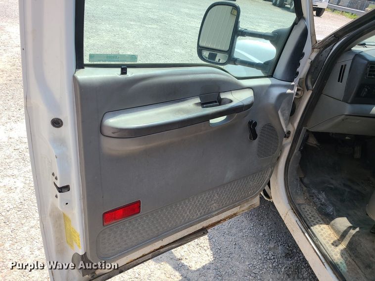 image for item LE9269 2004 Ford F350 Super Duty  SuperCab flatbed pickup truck