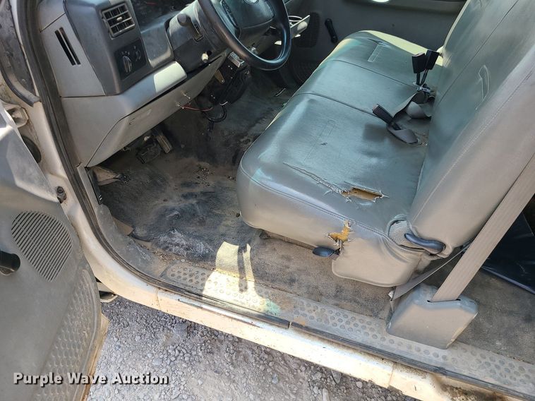 image for item LE9269 2004 Ford F350 Super Duty  SuperCab flatbed pickup truck