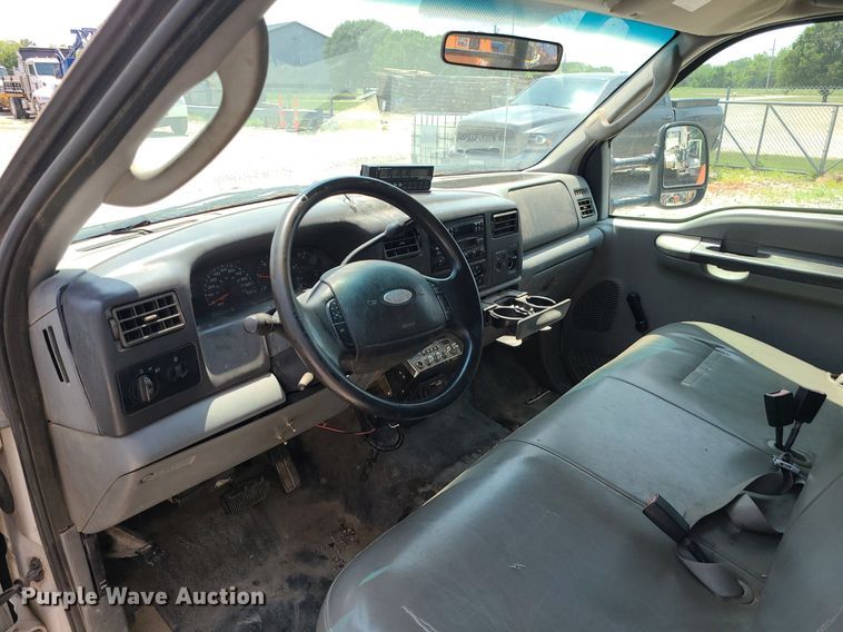 image for item LE9269 2004 Ford F350 Super Duty  SuperCab flatbed pickup truck