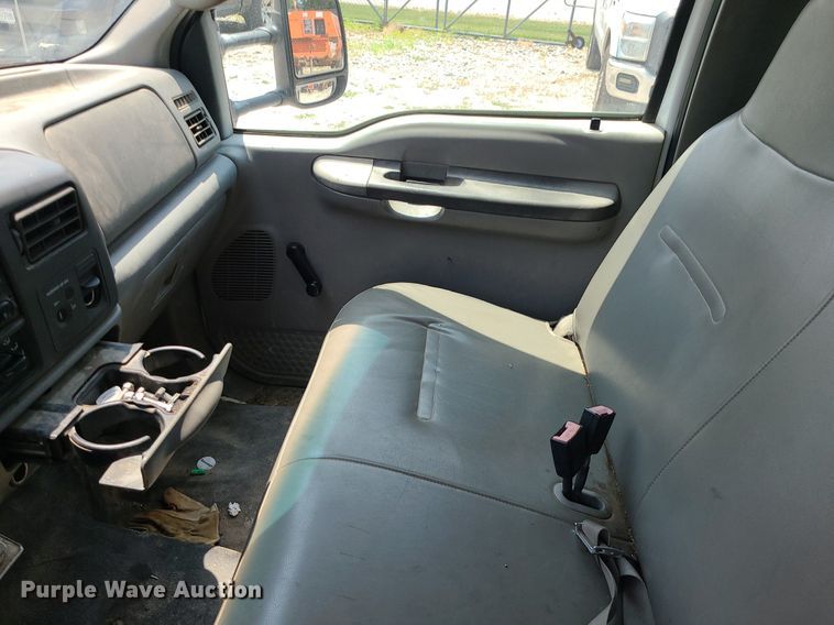 image for item LE9269 2004 Ford F350 Super Duty  SuperCab flatbed pickup truck