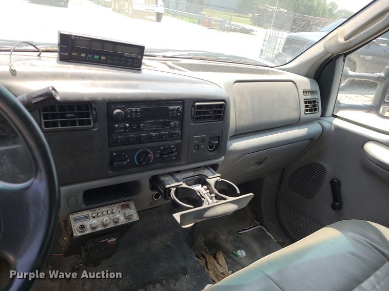 image for item LE9269 2004 Ford F350 Super Duty  SuperCab flatbed pickup truck