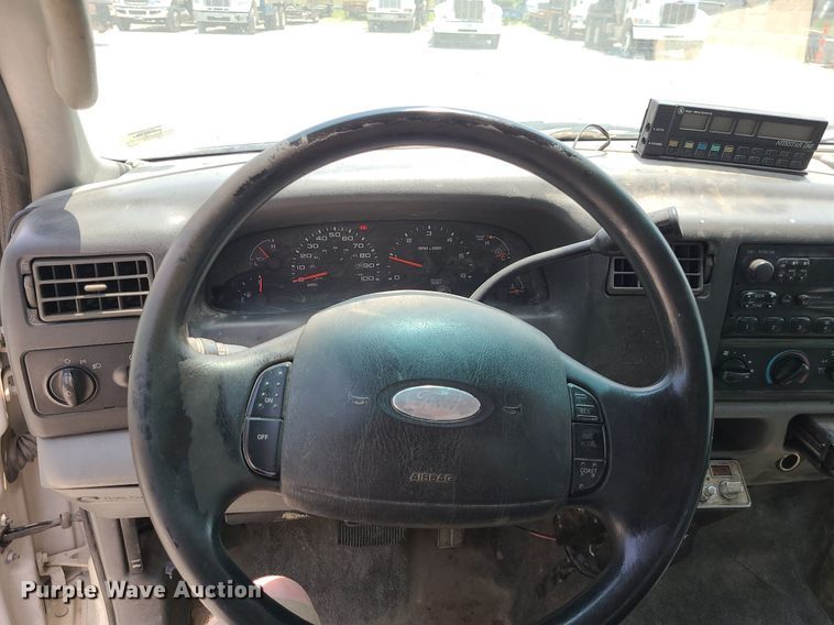 image for item LE9269 2004 Ford F350 Super Duty  SuperCab flatbed pickup truck