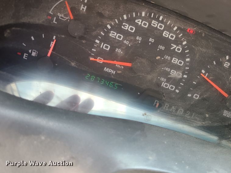 image for item LE9269 2004 Ford F350 Super Duty  SuperCab flatbed pickup truck