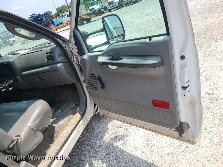 image for item LE9269 2004 Ford F350 Super Duty  SuperCab flatbed pickup truck