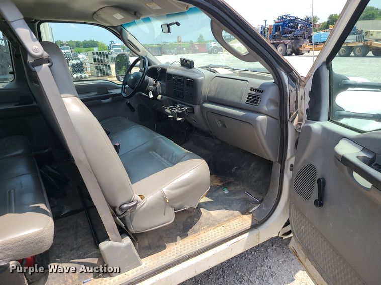 image for item LE9269 2004 Ford F350 Super Duty  SuperCab flatbed pickup truck