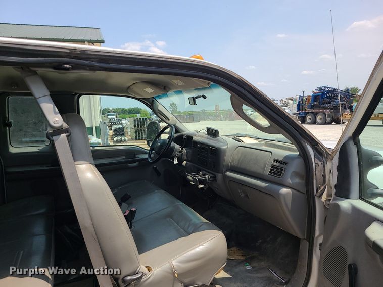 image for item LE9269 2004 Ford F350 Super Duty  SuperCab flatbed pickup truck