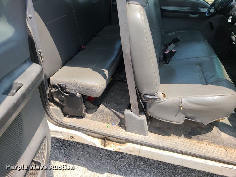 image for item LE9269 2004 Ford F350 Super Duty  SuperCab flatbed pickup truck