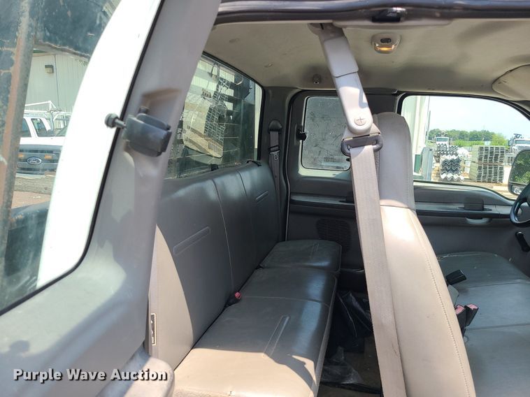 image for item LE9269 2004 Ford F350 Super Duty  SuperCab flatbed pickup truck