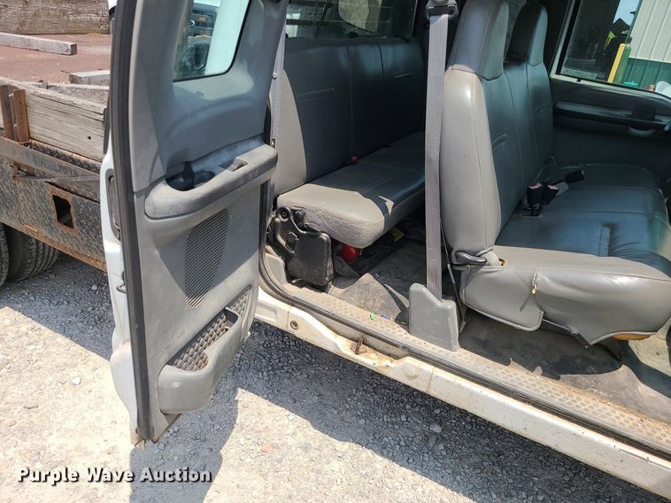 image for item LE9269 2004 Ford F350 Super Duty  SuperCab flatbed pickup truck