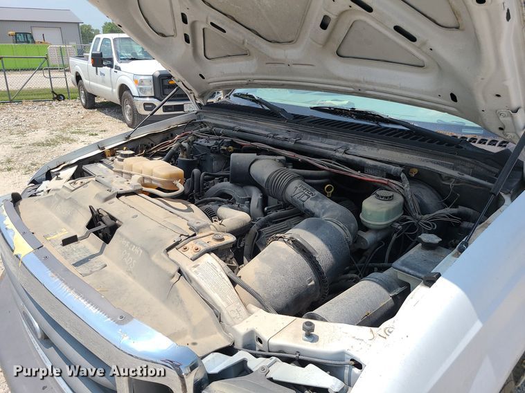 image for item LE9269 2004 Ford F350 Super Duty  SuperCab flatbed pickup truck