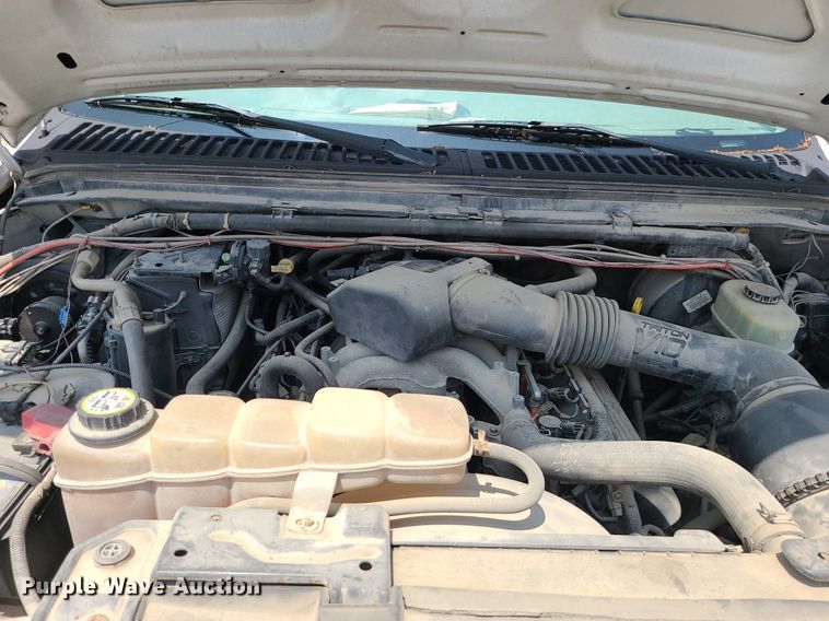 image for item LE9269 2004 Ford F350 Super Duty  SuperCab flatbed pickup truck