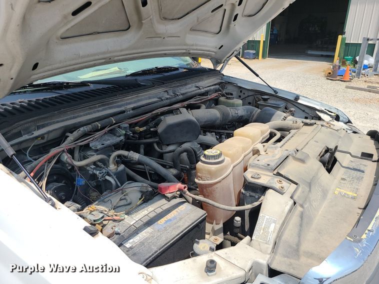 image for item LE9269 2004 Ford F350 Super Duty  SuperCab flatbed pickup truck