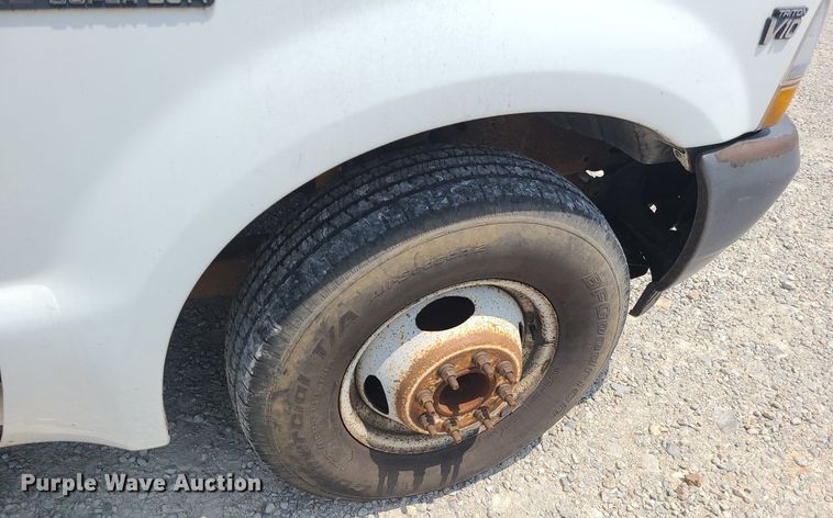 image for item LE9269 2004 Ford F350 Super Duty  SuperCab flatbed pickup truck