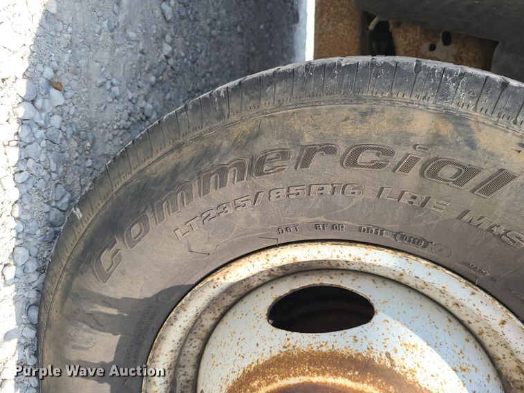 image for item LE9269 2004 Ford F350 Super Duty  SuperCab flatbed pickup truck