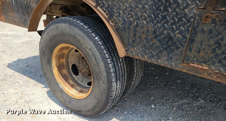 image for item LE9269 2004 Ford F350 Super Duty  SuperCab flatbed pickup truck