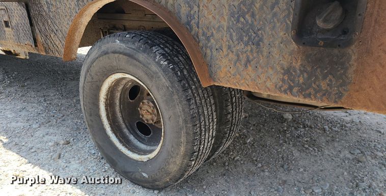 image for item LE9269 2004 Ford F350 Super Duty  SuperCab flatbed pickup truck