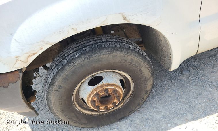 image for item LE9269 2004 Ford F350 Super Duty  SuperCab flatbed pickup truck