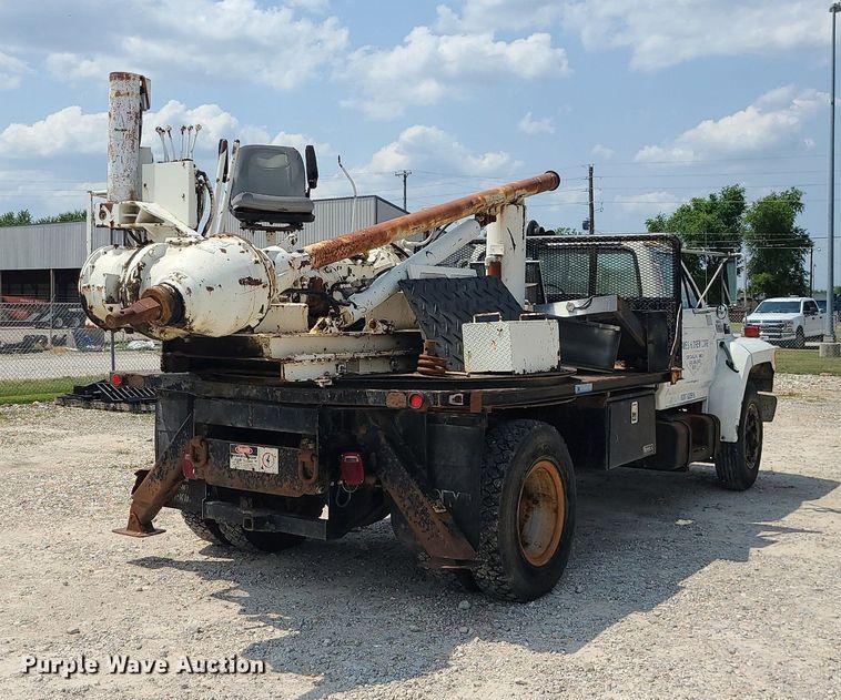 image for item LE9270 1992 Ford F700  pressure digger truck