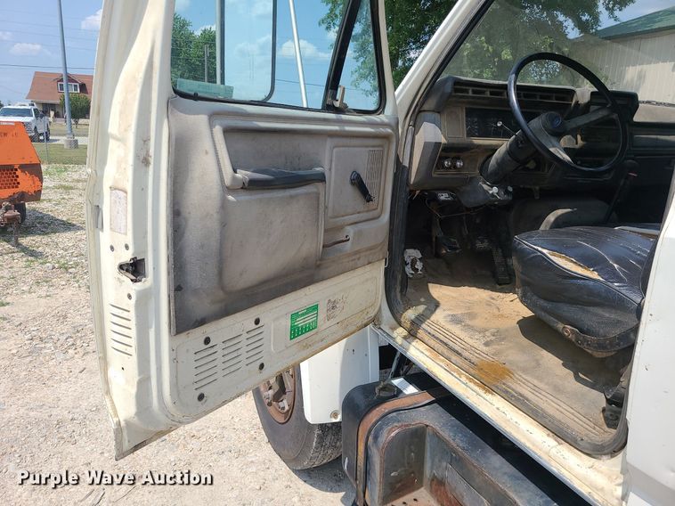 image for item LE9270 1992 Ford F700  pressure digger truck