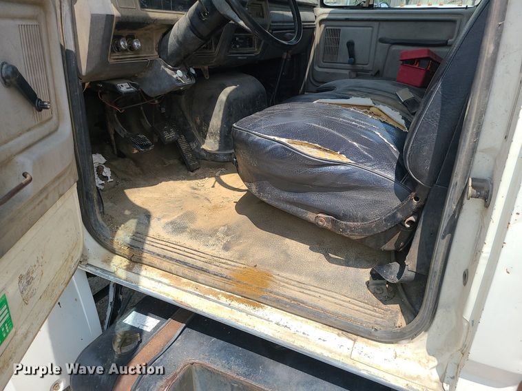 image for item LE9270 1992 Ford F700  pressure digger truck