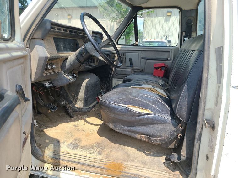 image for item LE9270 1992 Ford F700  pressure digger truck