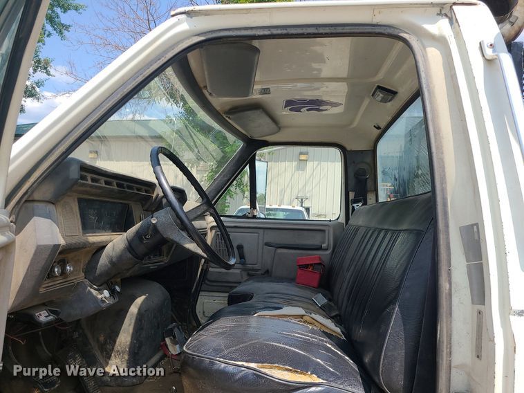 image for item LE9270 1992 Ford F700  pressure digger truck