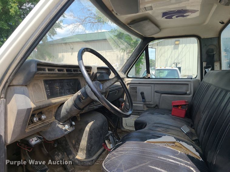 image for item LE9270 1992 Ford F700  pressure digger truck