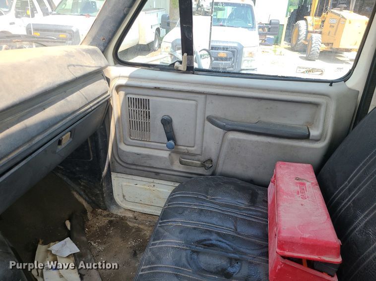 image for item LE9270 1992 Ford F700  pressure digger truck