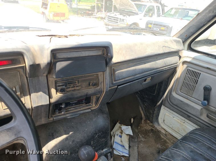 image for item LE9270 1992 Ford F700  pressure digger truck