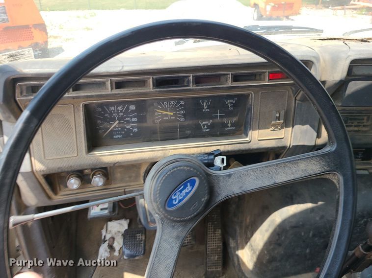 image for item LE9270 1992 Ford F700  pressure digger truck