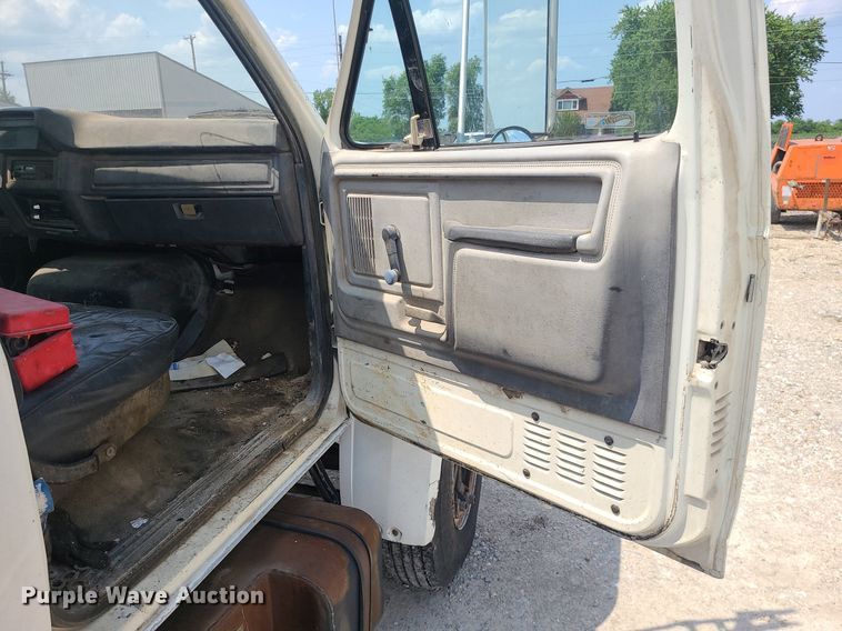 image for item LE9270 1992 Ford F700  pressure digger truck