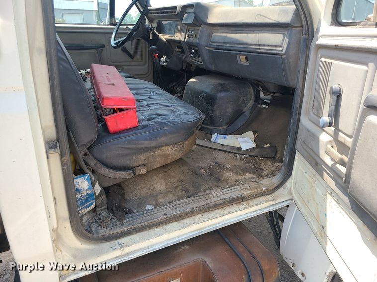 image for item LE9270 1992 Ford F700  pressure digger truck