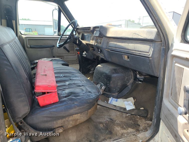 image for item LE9270 1992 Ford F700  pressure digger truck