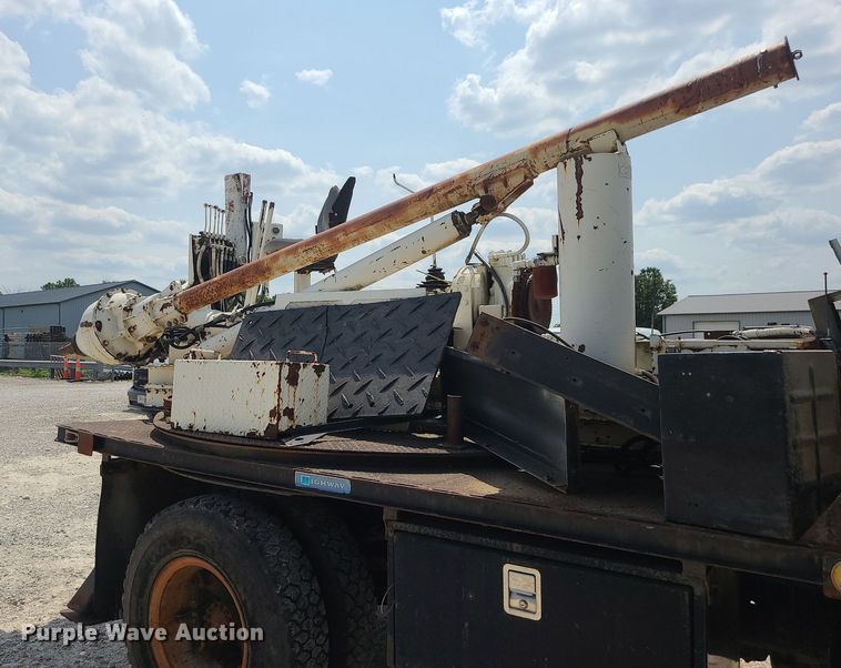 image for item LE9270 1992 Ford F700  pressure digger truck